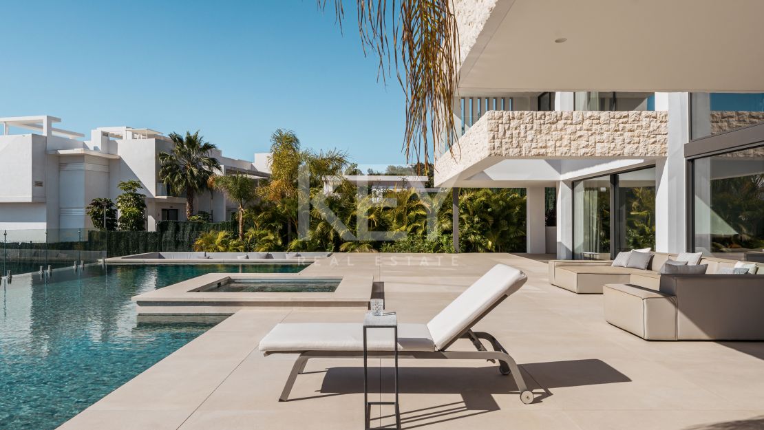Exceptional villa for sale in a gated community in La Alqueria, Benahavis