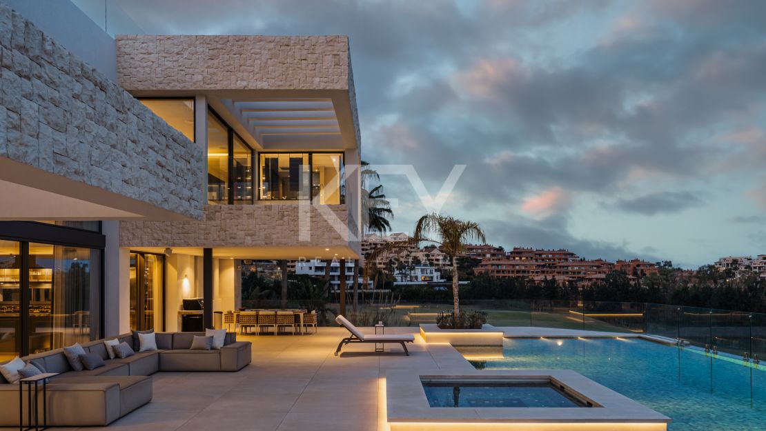 Exceptional villa for sale in a gated community in La Alqueria, Benahavis