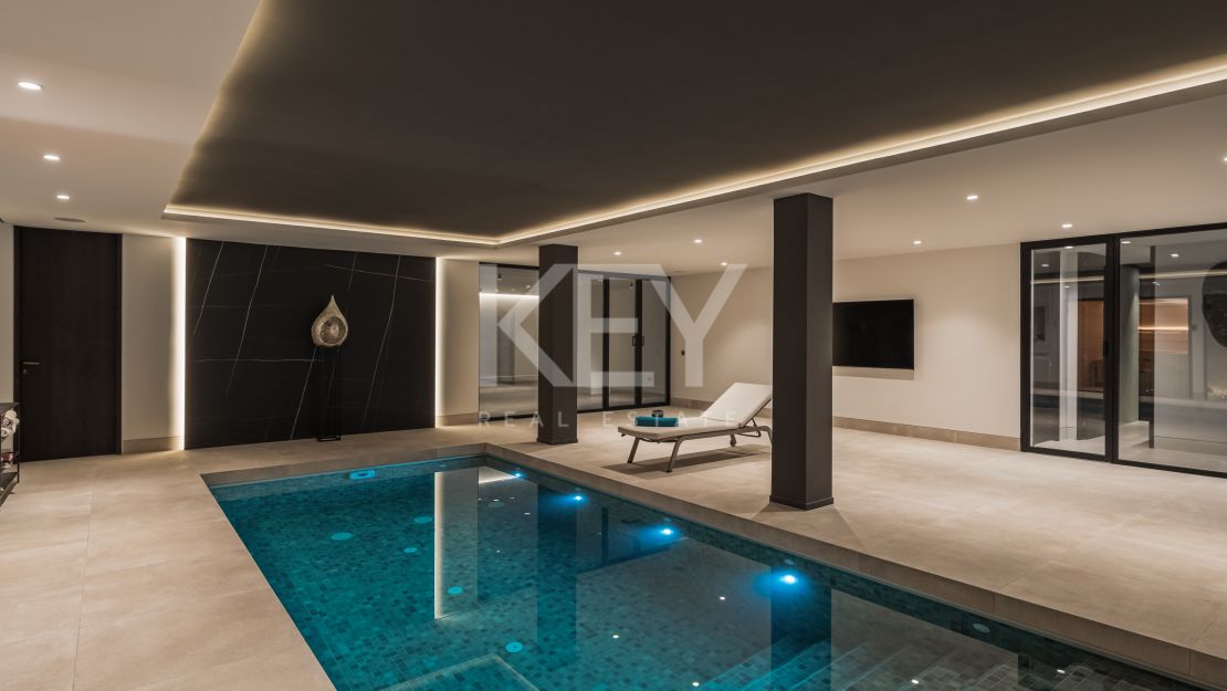 Exceptional villa for sale in a gated community in La Alqueria, Benahavis