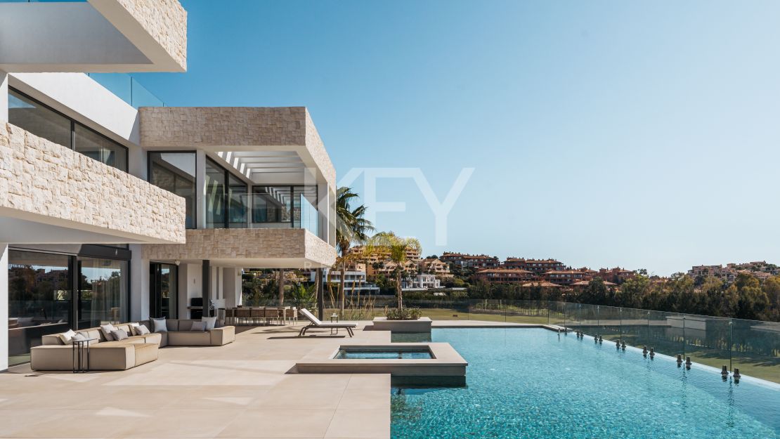 Exceptional villa for sale in a gated community in La Alqueria, Benahavis