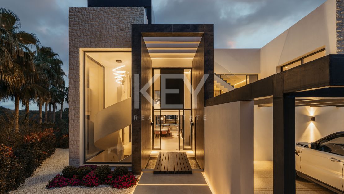 Exceptional villa for sale in a gated community in La Alqueria, Benahavis