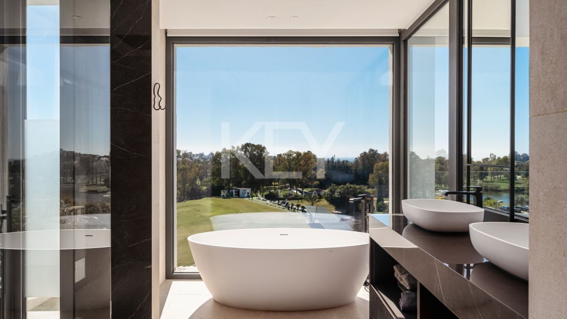 Exceptional villa for sale in a gated community in La Alqueria, Benahavis