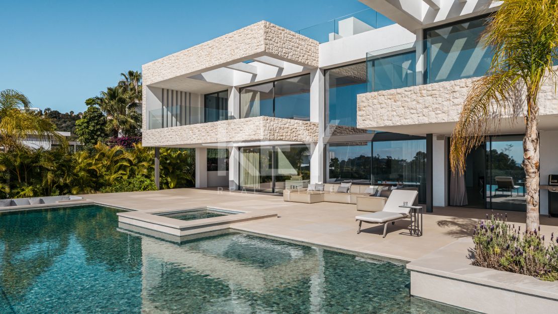 Exceptional villa for sale in a gated community in La Alqueria, Benahavis