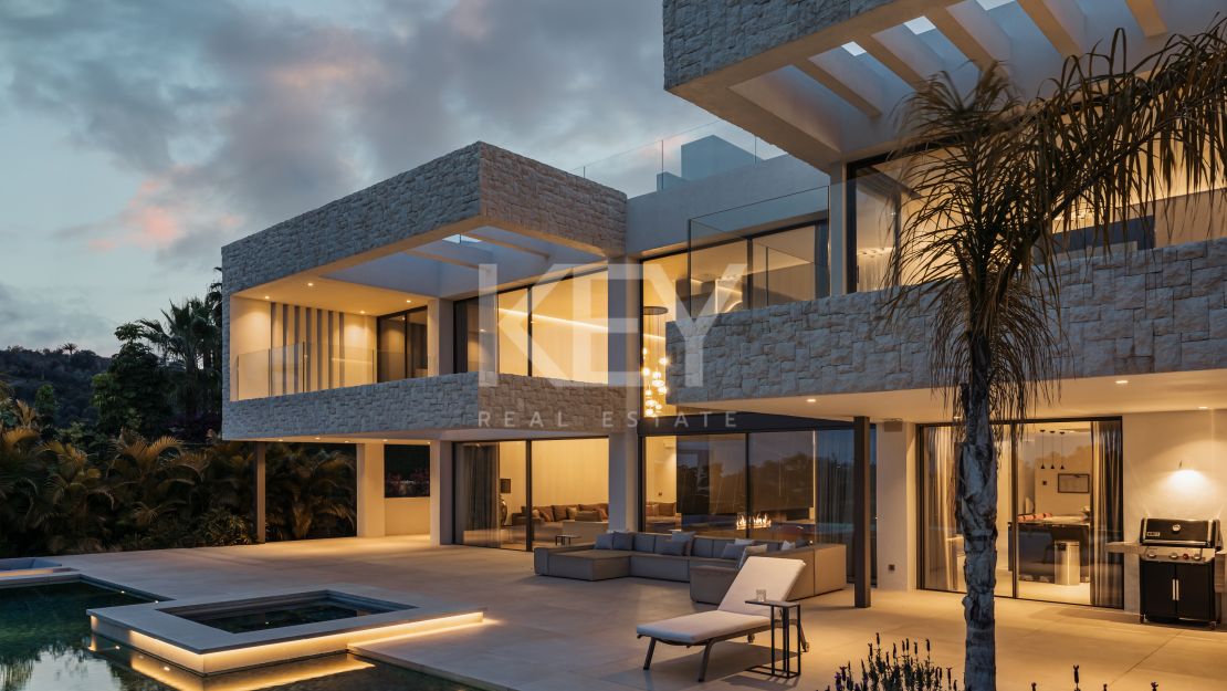 Exceptional villa for sale in a gated community in La Alqueria, Benahavis