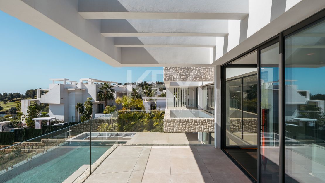 Exceptional villa for sale in a gated community in La Alqueria, Benahavis
