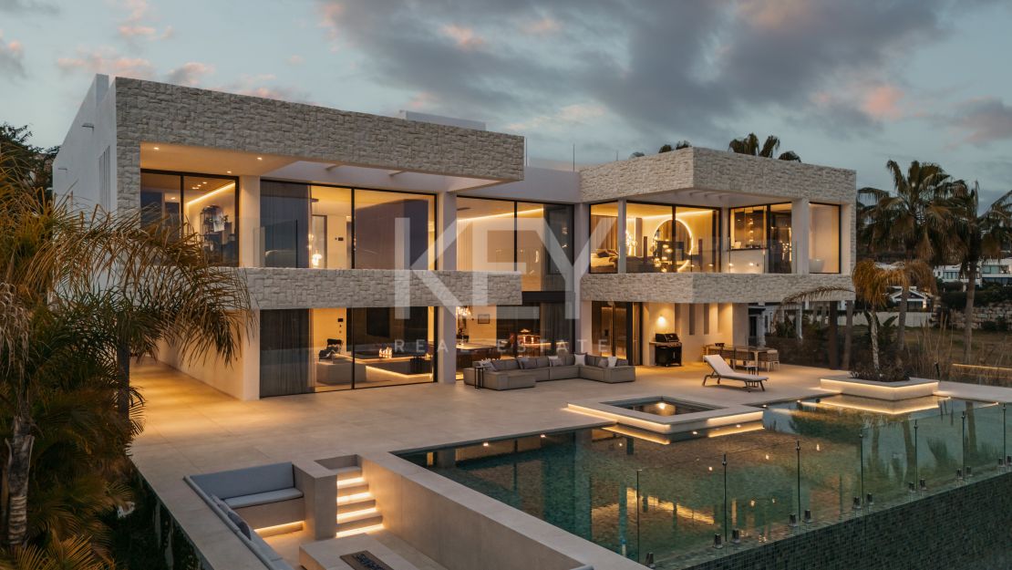 Exceptional villa for sale in a gated community in La Alqueria, Benahavis