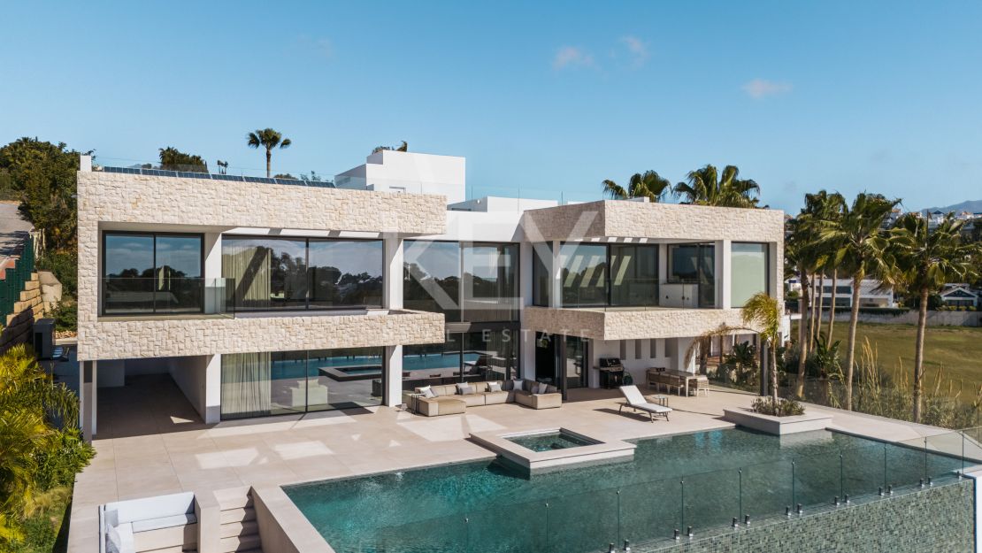 Exceptional villa for sale in a gated community in La Alqueria, Benahavis
