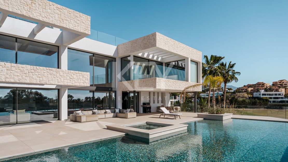 Exceptional villa for sale in a gated community in La Alqueria, Benahavis