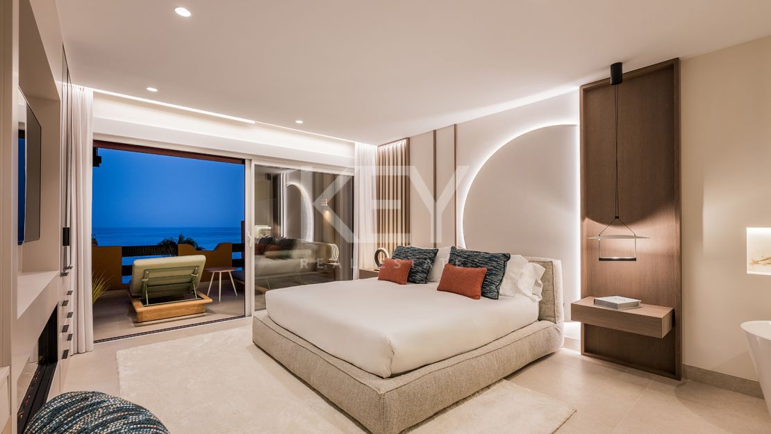 Apartamento en planta baja con piscina privada y acceso directo a la playa en Estepona Este