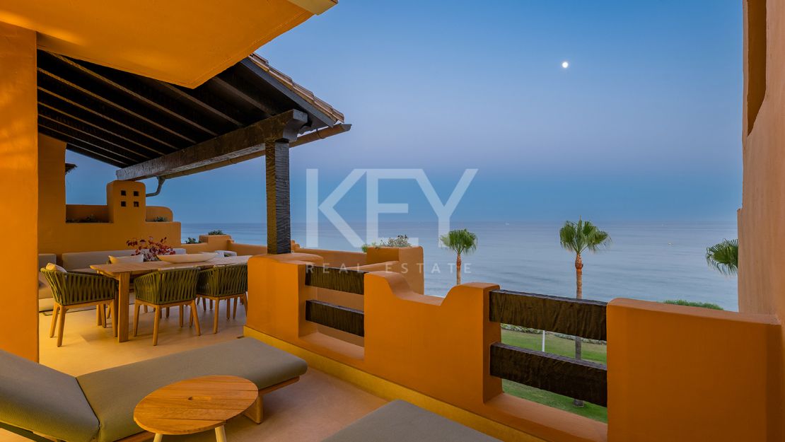 Apartamento en planta baja con piscina privada y acceso directo a la playa en Estepona Este