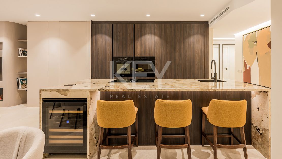 Apartamento en planta baja con piscina privada y acceso directo a la playa en Estepona Este