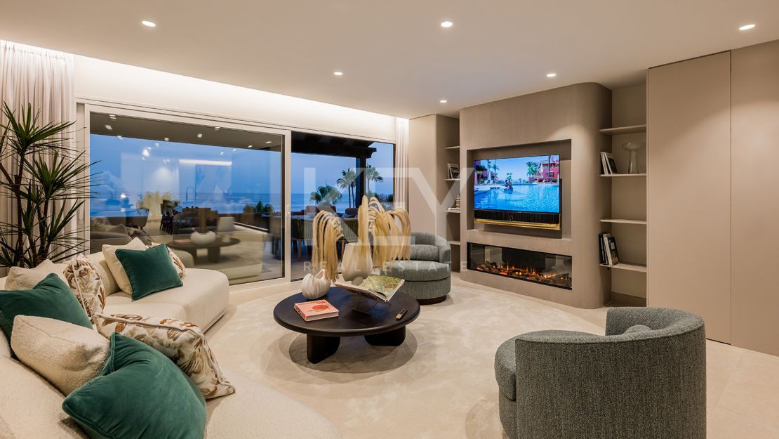 Apartamento en planta baja con piscina privada y acceso directo a la playa en Estepona Este