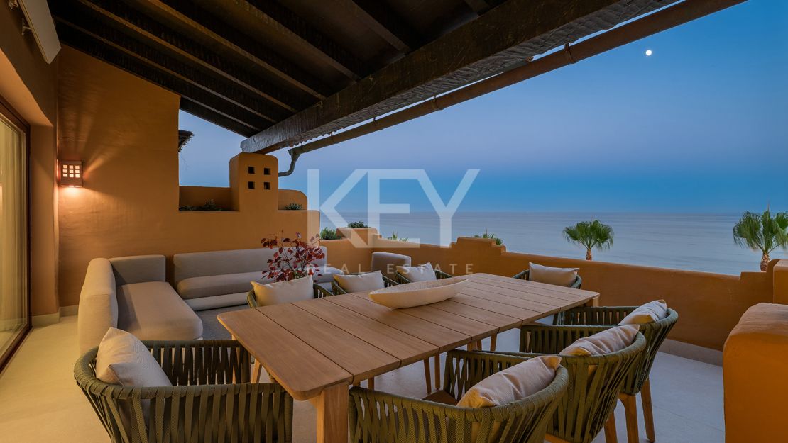 Apartamento en planta baja con piscina privada y acceso directo a la playa en Estepona Este