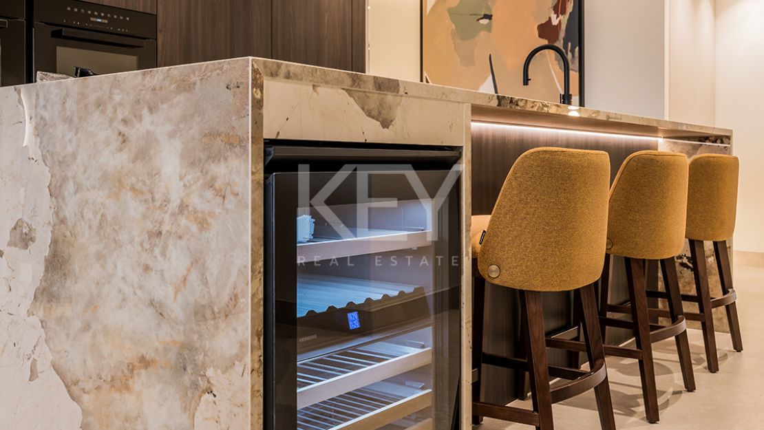 Apartamento en planta baja con piscina privada y acceso directo a la playa en Estepona Este