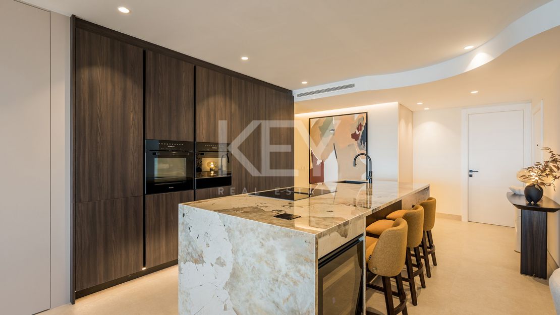 Apartamento en planta baja con piscina privada y acceso directo a la playa en Estepona Este