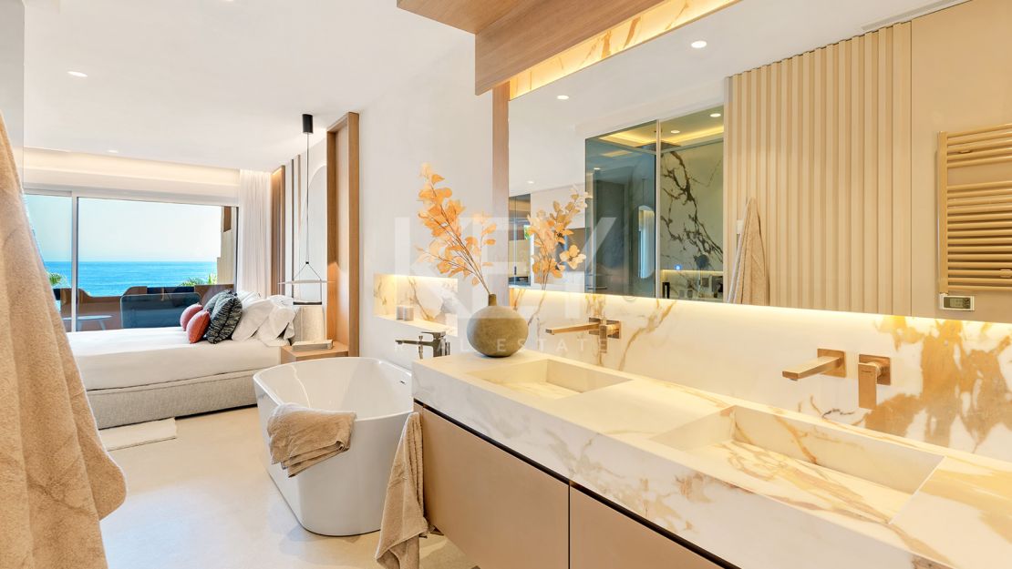 Apartamento en planta baja con piscina privada y acceso directo a la playa en Estepona Este