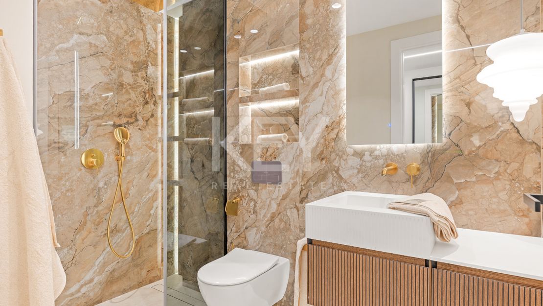 Apartamento en planta baja con piscina privada y acceso directo a la playa en Estepona Este