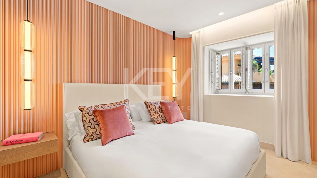 Apartamento en planta baja con piscina privada y acceso directo a la playa en Estepona Este