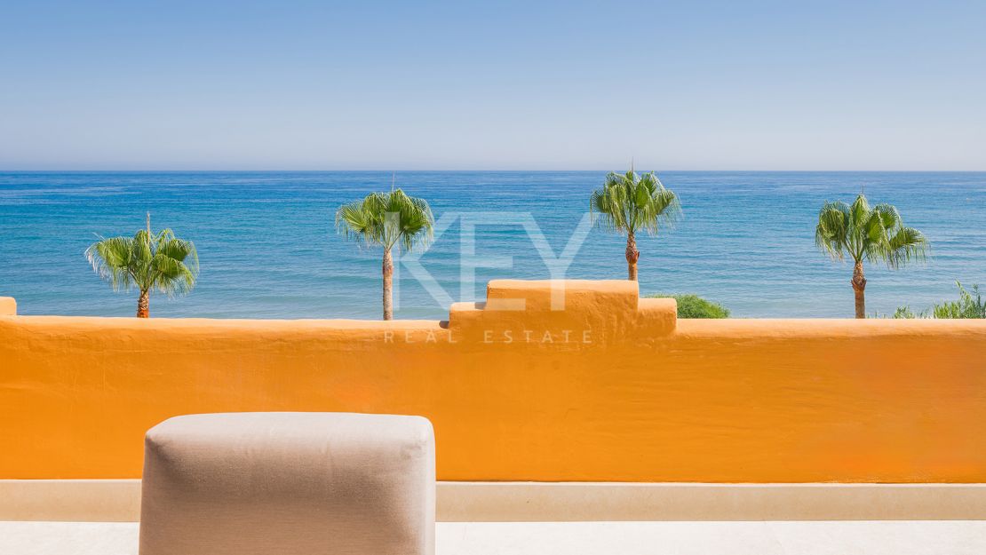 Apartamento en planta baja con piscina privada y acceso directo a la playa en Estepona Este