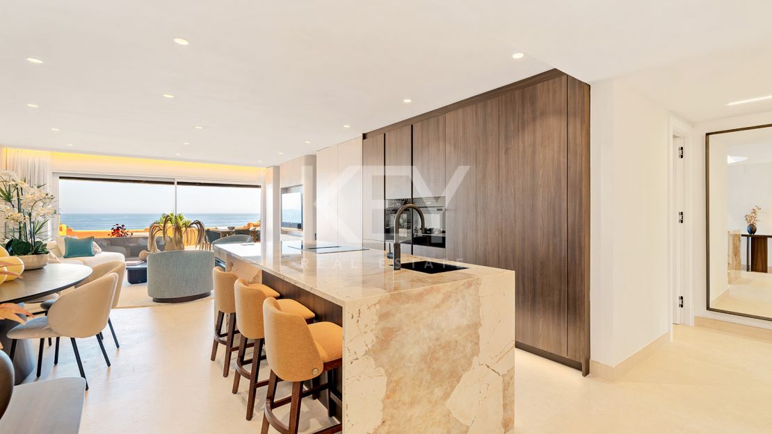 Apartamento en planta baja con piscina privada y acceso directo a la playa en Estepona Este