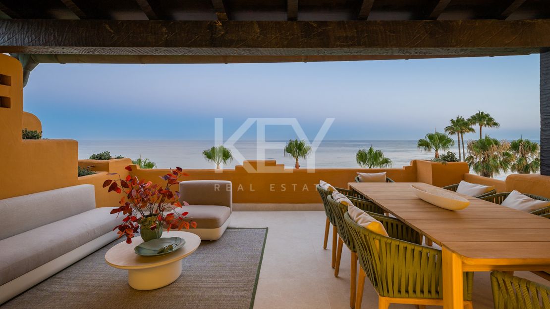 Apartamento en planta baja con piscina privada y acceso directo a la playa en Estepona Este