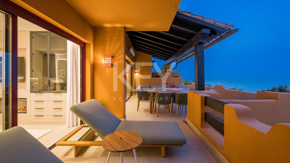 Apartamento en planta baja con piscina privada y acceso directo a la playa en Estepona Este