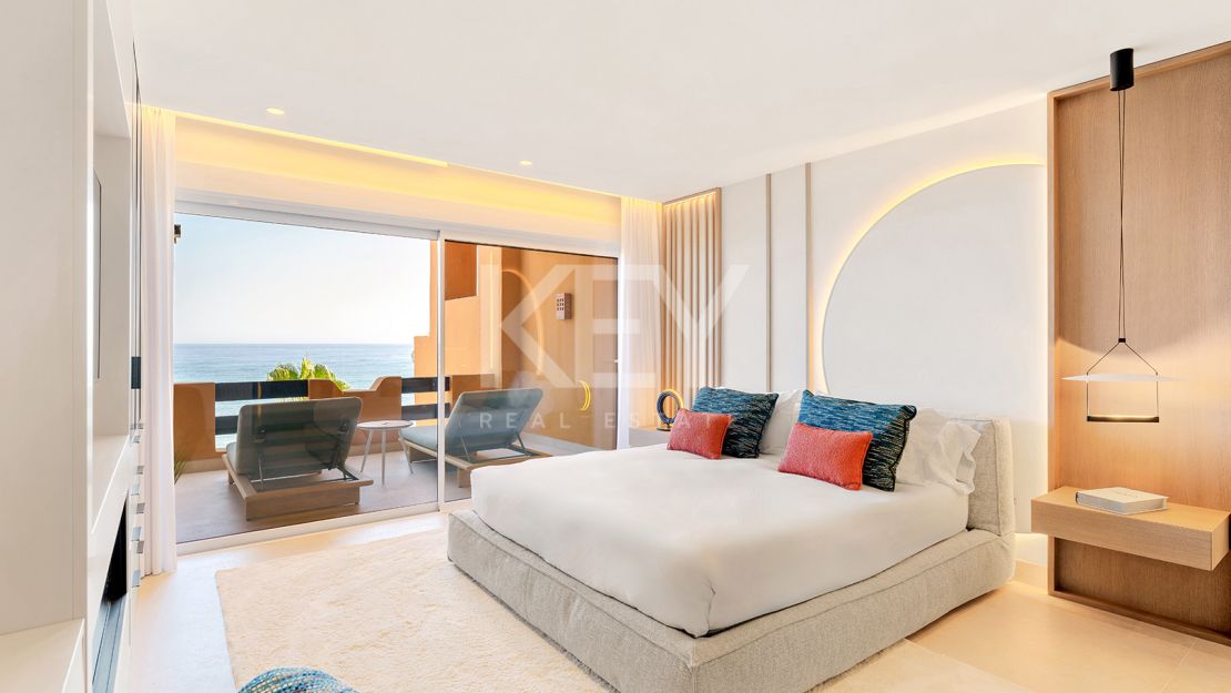 Apartamento en planta baja con piscina privada y acceso directo a la playa en Estepona Este