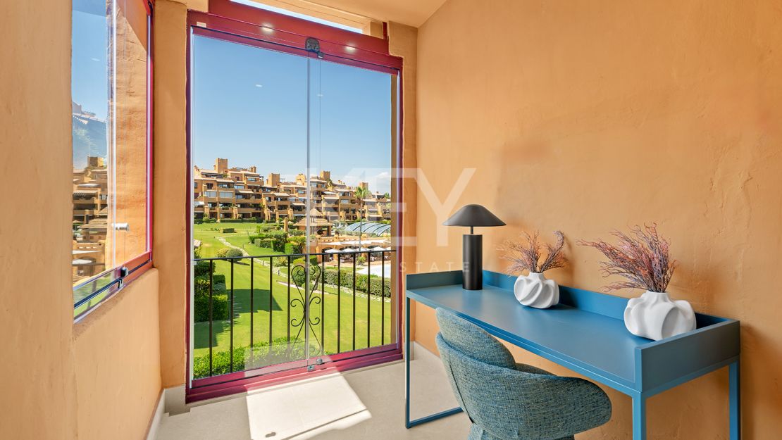 Apartamento en planta baja con piscina privada y acceso directo a la playa en Estepona Este