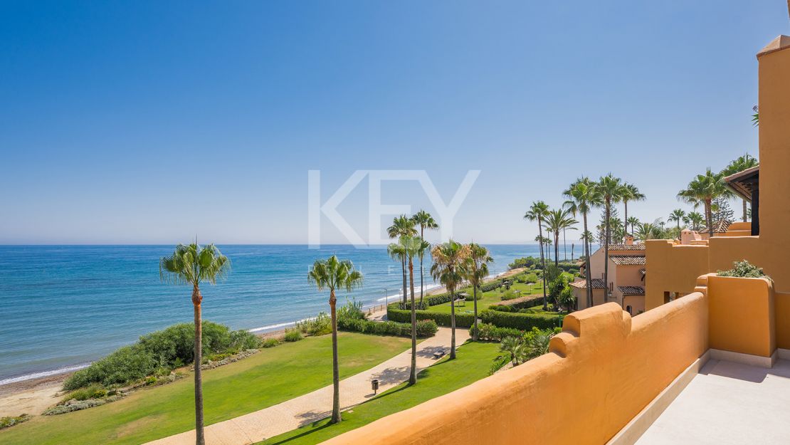 Apartamento en planta baja con piscina privada y acceso directo a la playa en Estepona Este