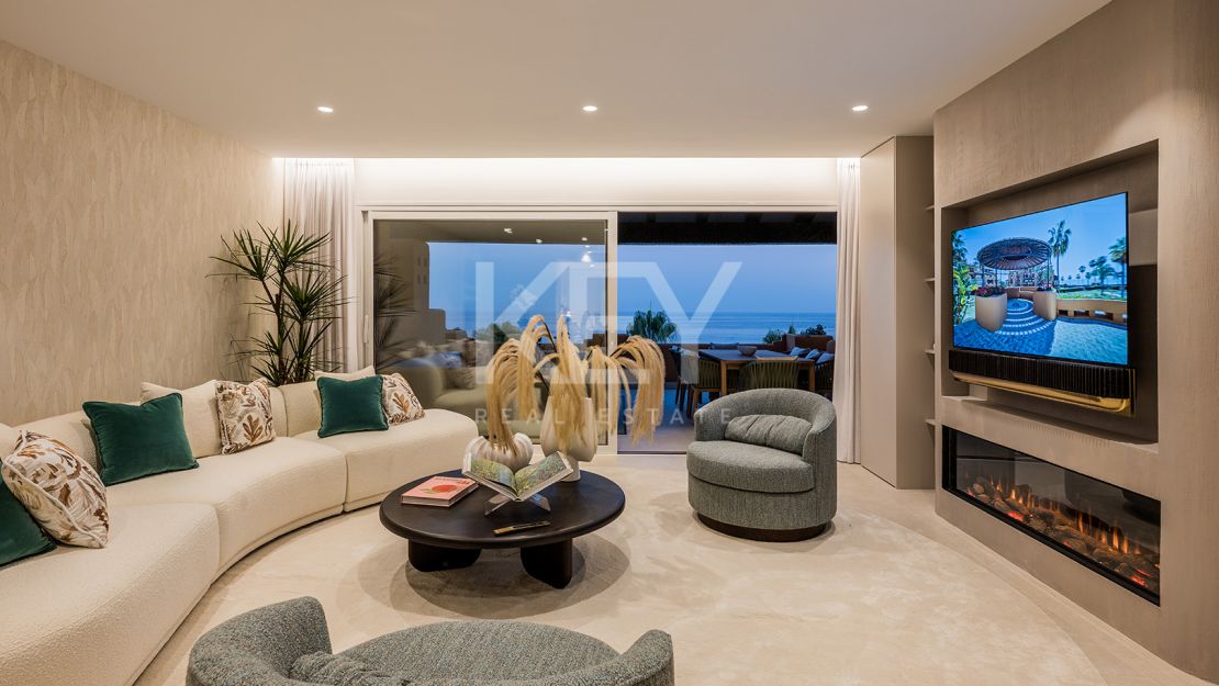 Apartamento en planta baja con piscina privada y acceso directo a la playa en Estepona Este