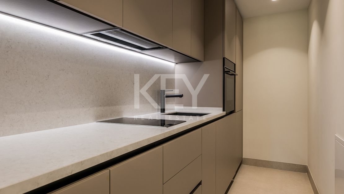 Apartamento en planta baja con piscina privada y acceso directo a la playa en Estepona Este