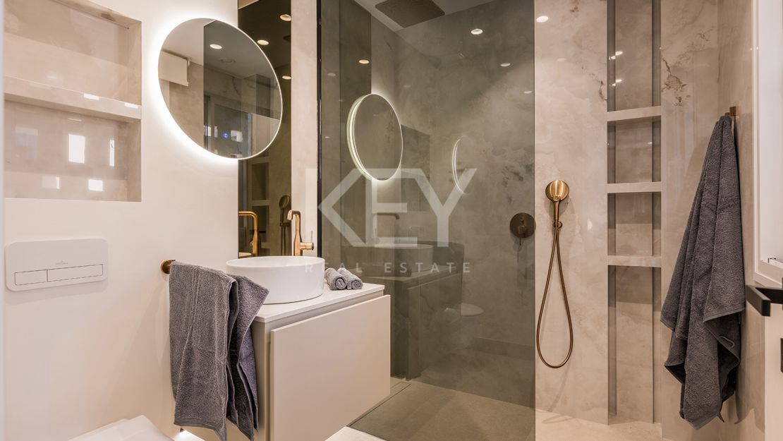 Apartamento en planta baja con piscina privada y acceso directo a la playa en Estepona Este