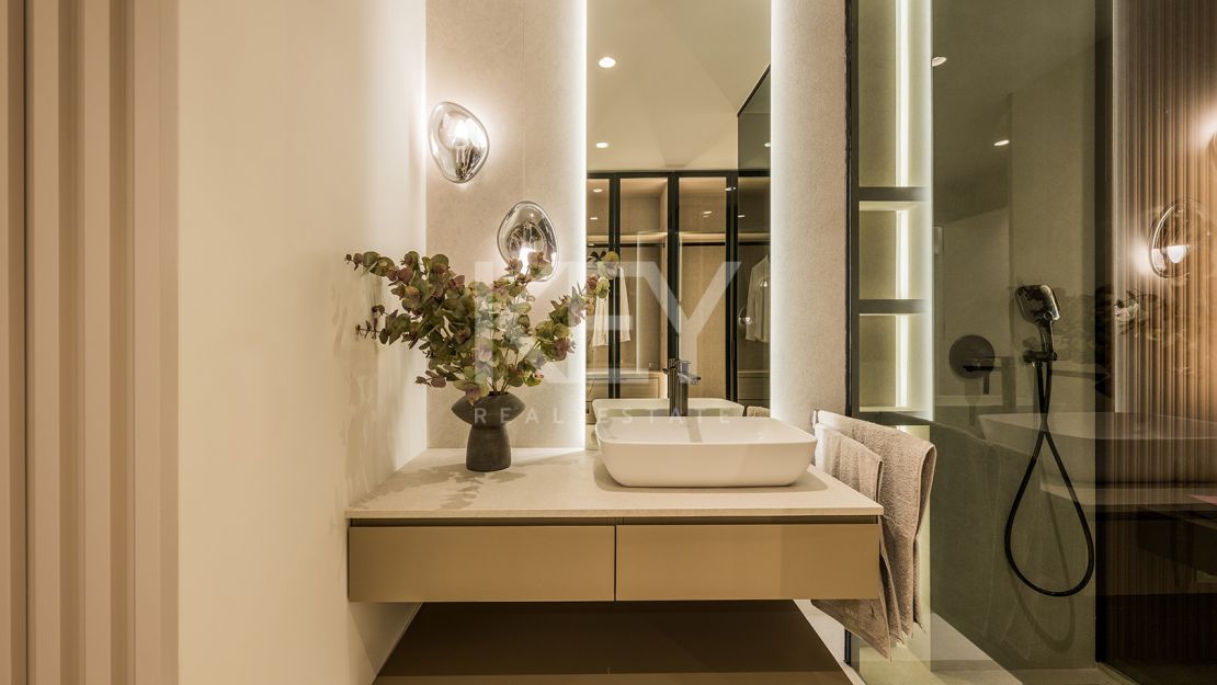 Apartamento en planta baja con piscina privada y acceso directo a la playa en Estepona Este