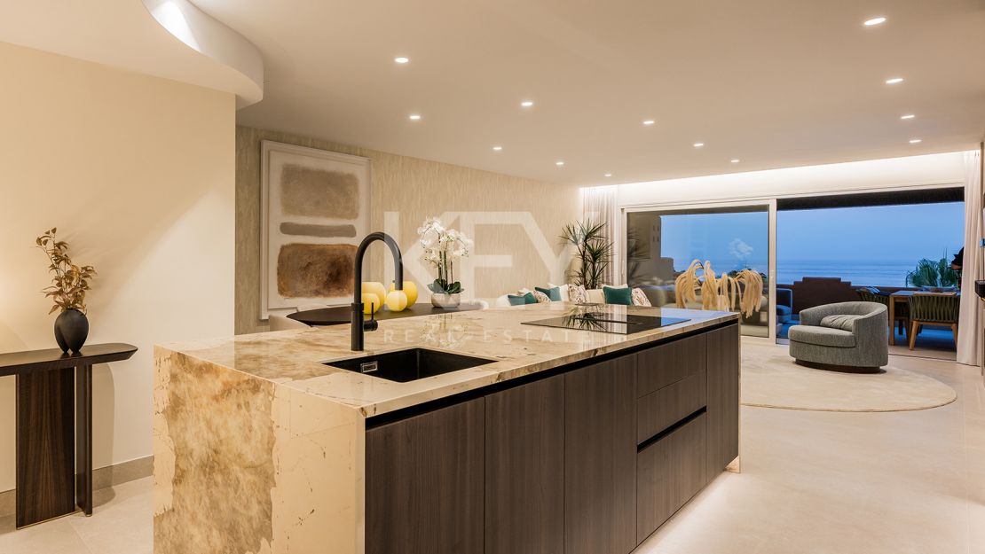 Apartamento en planta baja con piscina privada y acceso directo a la playa en Estepona Este