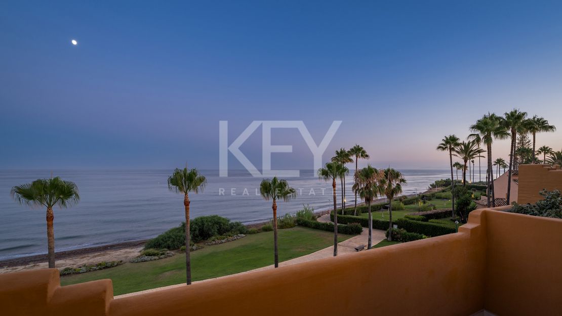 Apartamento en planta baja con piscina privada y acceso directo a la playa en Estepona Este