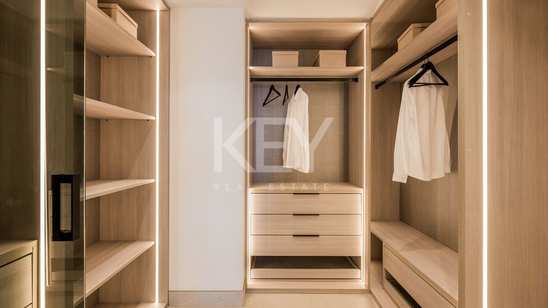 Apartamento en planta baja con piscina privada y acceso directo a la playa en Estepona Este