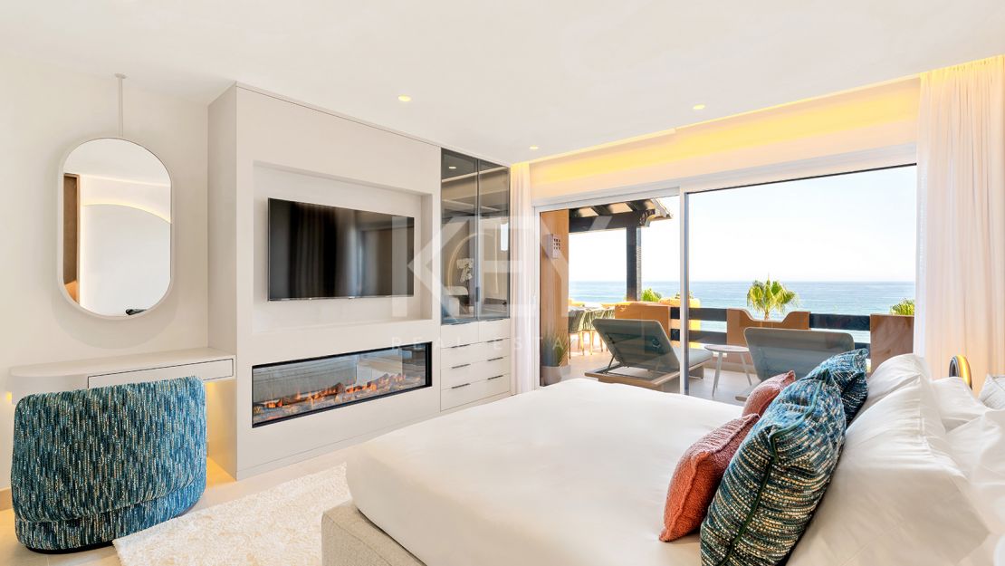 Apartamento en planta baja con piscina privada y acceso directo a la playa en Estepona Este