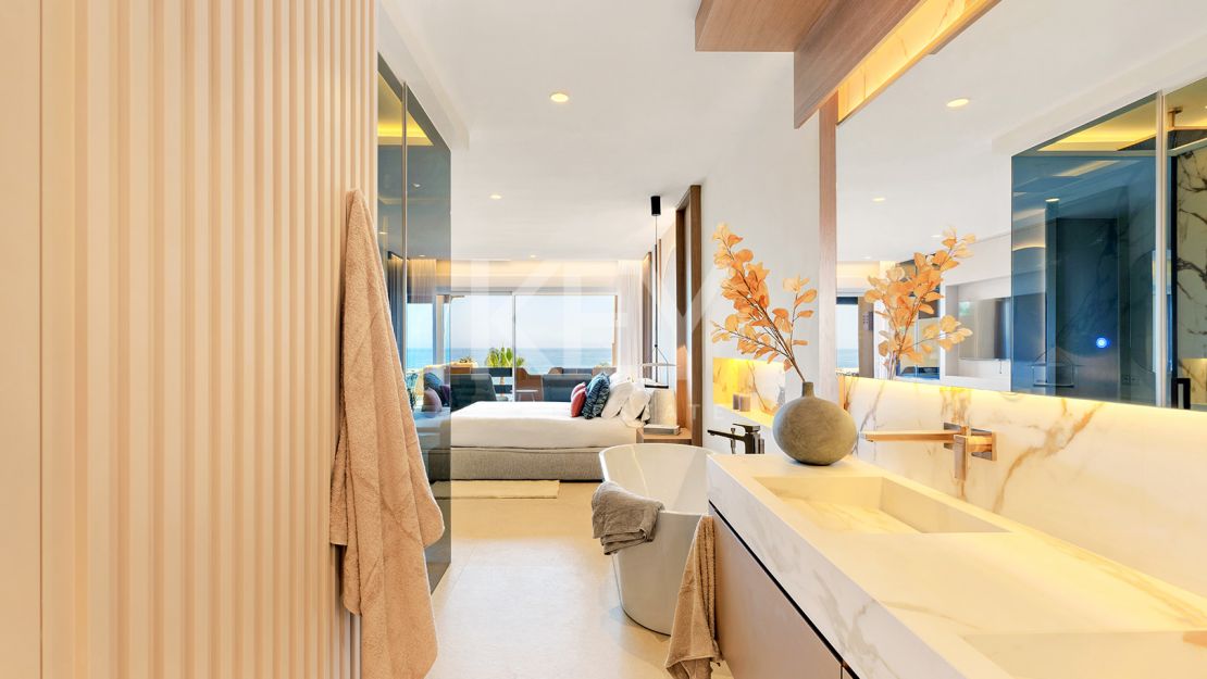 Apartamento en planta baja con piscina privada y acceso directo a la playa en Estepona Este