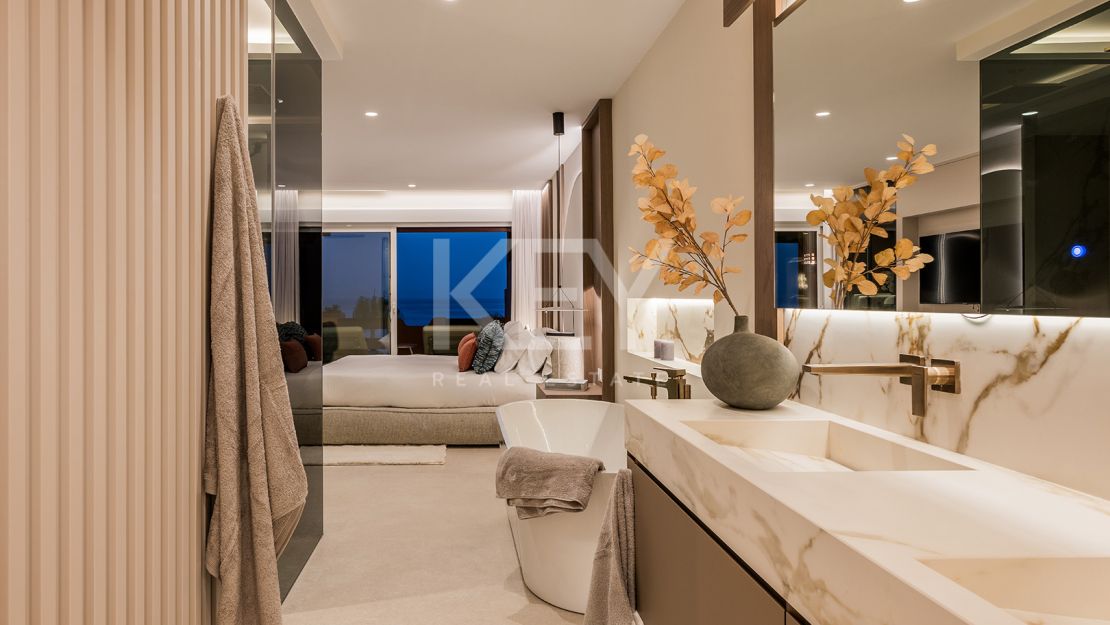 Apartamento en planta baja con piscina privada y acceso directo a la playa en Estepona Este