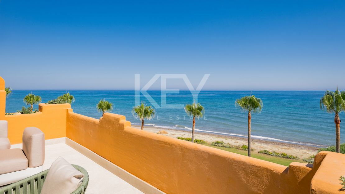 Apartamento en planta baja con piscina privada y acceso directo a la playa en Estepona Este