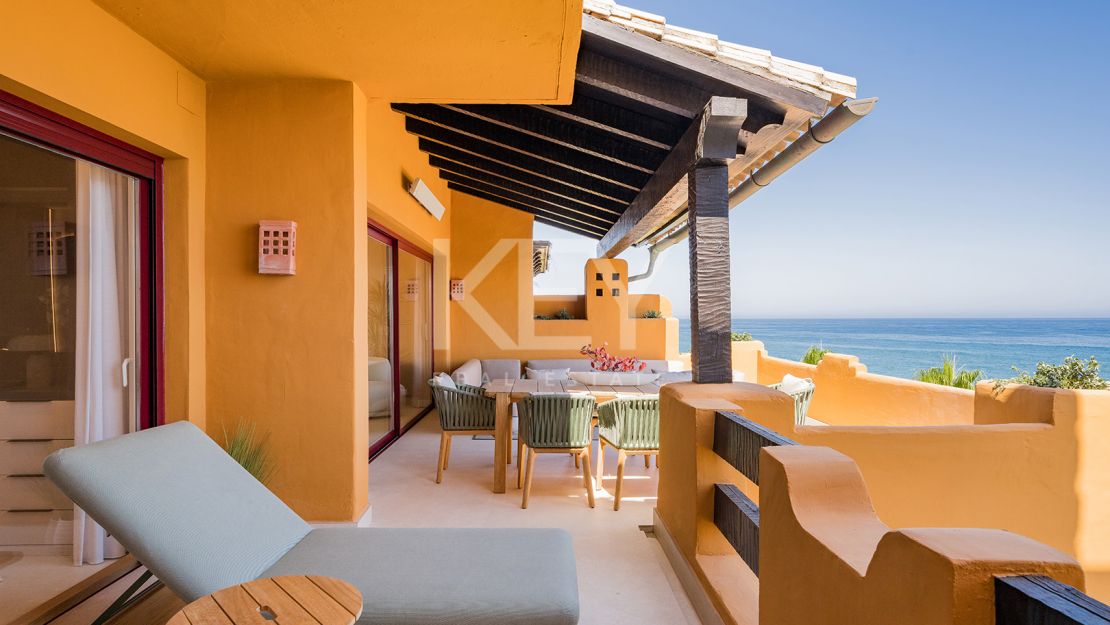 Apartamento en planta baja con piscina privada y acceso directo a la playa en Estepona Este