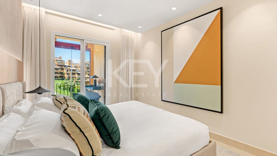 Apartamento en planta baja con piscina privada y acceso directo a la playa en Estepona Este