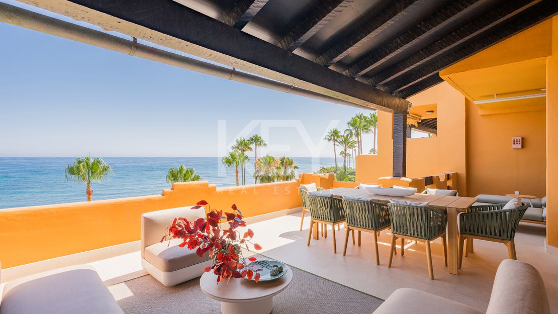 Apartamento en planta baja con piscina privada y acceso directo a la playa en Estepona Este