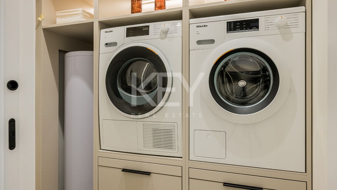 Apartamento en planta baja con piscina privada y acceso directo a la playa en Estepona Este