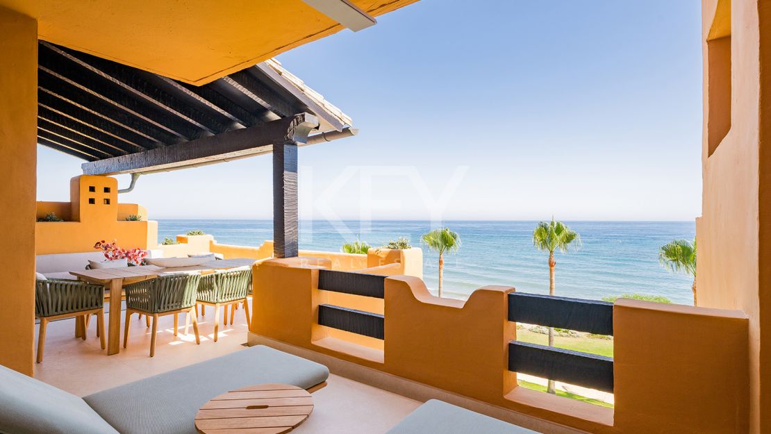 Apartamento en planta baja con piscina privada y acceso directo a la playa en Estepona Este