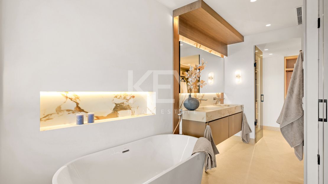 Apartamento en planta baja con piscina privada y acceso directo a la playa en Estepona Este