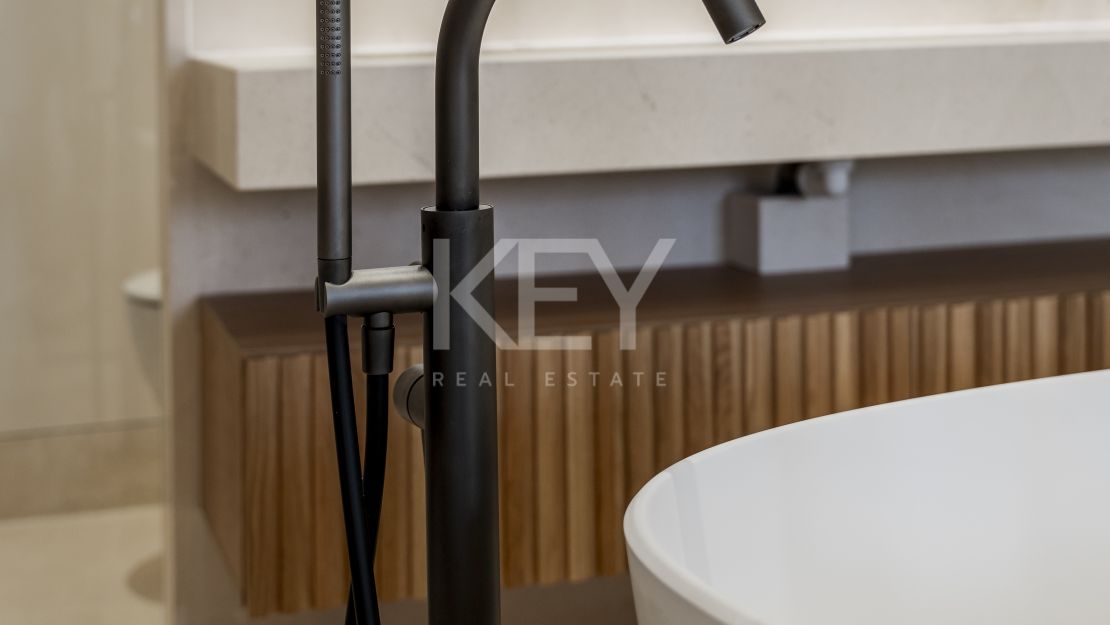 Apartamento en planta baja en esquina con jardín privado en exclusiva comunidad cerrada en Aloha, Nueva Andalucía