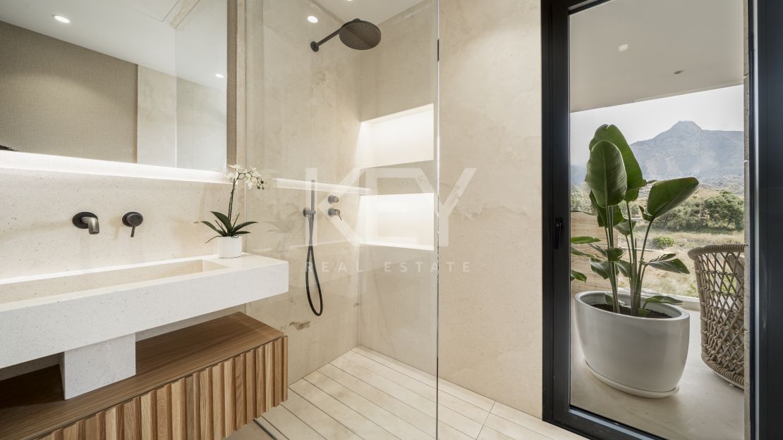 Apartamento en planta baja en esquina con jardín privado en exclusiva comunidad cerrada en Aloha, Nueva Andalucía