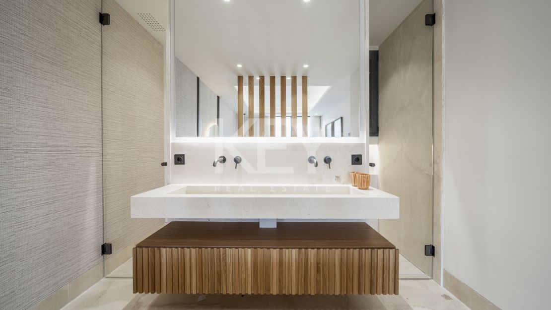 Apartamento en planta baja en esquina con jardín privado en exclusiva comunidad cerrada en Aloha, Nueva Andalucía