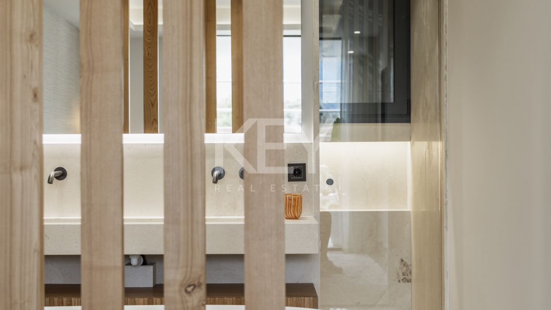 Apartamento en planta baja en esquina con jardín privado en exclusiva comunidad cerrada en Aloha, Nueva Andalucía